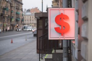 Почему рубль падает? Одни эксперты объясняют это спекуляциями и ждут отката, другие — предупреждают о росте цен