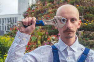 Встреча с Далай-ламой, клоунада в индийских трущобах и съемки в Болливуде. Как актер из Петербурга кочевал по странам и выпустил об этом автофикшн-спектакль 