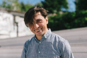 Пацифизм, будущее и Петербург. Переводчик Дмитрий Симановский запустил в Риге издательство ÜBERBAU