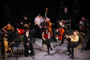 «Из мусора и смекалки». Как в Петербурге появился стихийный ансамбль авангардной музыки «Ma non troppo»