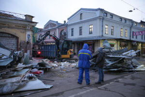 «Они этот товар покупали, чтобы его отбирать?» В Апраксином дворе устроили масштабный рейд со сносом палаток. Мы поговорили об этом с работниками рынка