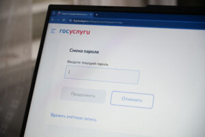 Петербурженке взломали «Госуслуги» и вписали в квартиру 72 иностранца, делом занимается МВД. Рассказываем, как обезопасить себя