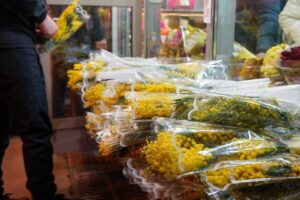 Почему у бабушек с цветами у метро одинаковая упаковка? «Бумага» выяснила, на кого работают уличные продавцы и почему их то разгоняют, то нет