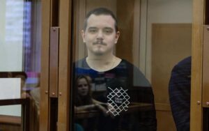 Он признал вину, чтобы увидеть близких, но его не отпустили из СИЗО на похороны бабушки и мамы. История Евгения Затеева — обвиняемого по делу «Весны», который решил не уезжать из России