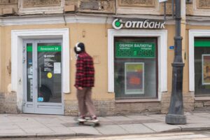 «Сначала оптимизм. Потом — разочарование, что чуда не случилось». Как меняется курс рубля на фоне геополитических новостей и что будет дальше