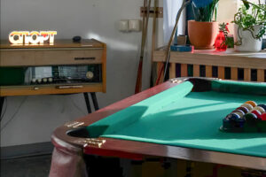 «Бильярд — это новый рэп». 6 петербургских мест с бильярдными столами: от клуба у Новой Голландии до гаражного бара
