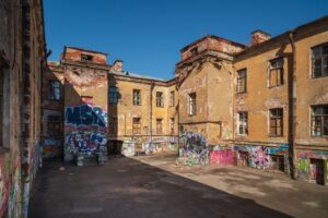 Заброшенные казармы на Фонтанке, 90. Когда-то в них мерзли участники восстания декабристов, потом проводили подпольные рейвы, а недавно сгорел человек