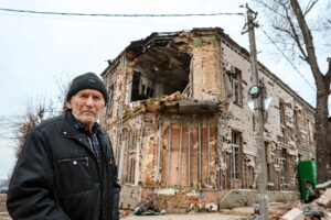 Мариуполь обещали восстановить в 2025-м. По подсчетам «Бумаги», это сделают только к 2043-му. Читайте, почему жители остаются на улице