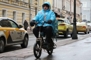 В Петербурге хотят запретить ездить на электровелосипедах по тротуарам. Такие меры вообще помогают? Отвечает градостроитель