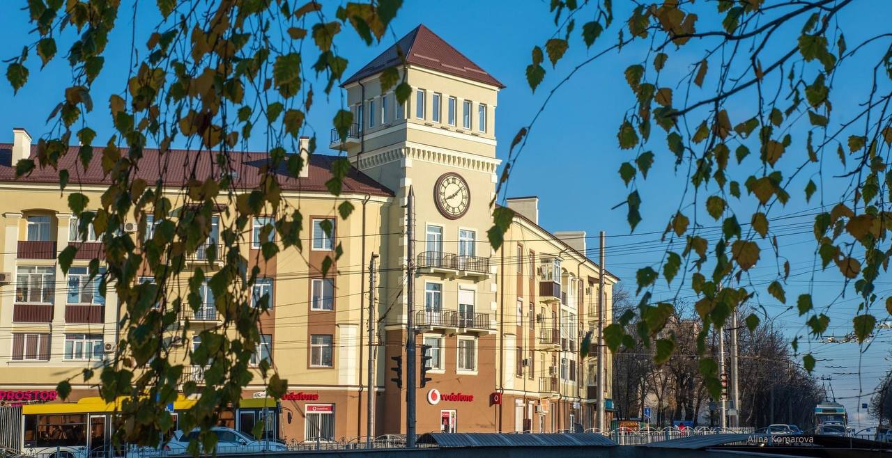 «Дом с часами» до войны. Фото: Маріупольська міська рада