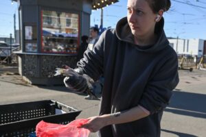 Перенос жаб, весенний снег и новые политические приговоры. Апрель в Петербурге в 10 фотографиях