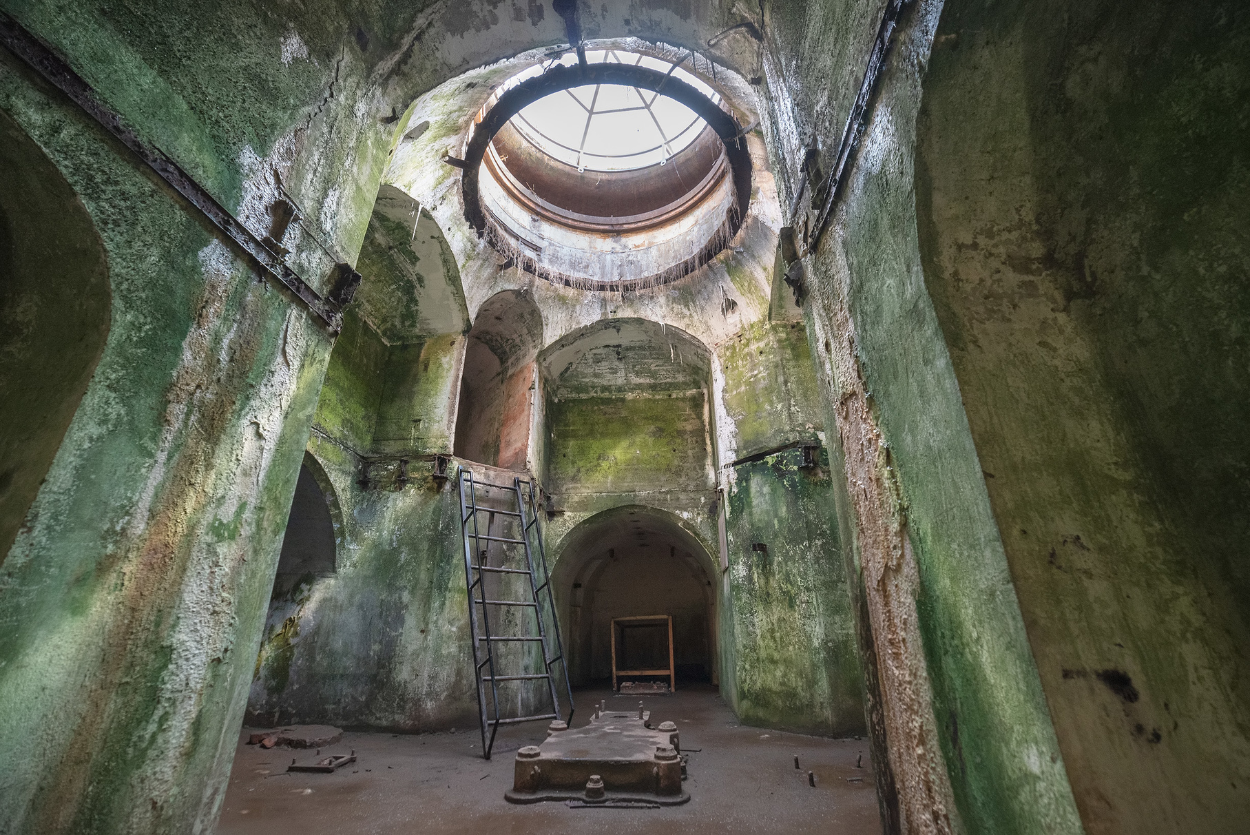 Блок скрывающихся броневых башен с круглым отверстием вверху. Форт «Риф». Фото: Румянцева Наталия / Фотобанк Лори