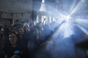 Слышали об утренних кофейных рейвах? Рассказываем, где их проводят в Петербурге, и показываем, как всё это выглядит