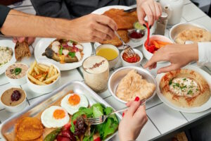 Что пробовать в новых петербургских ресторанах и барах? Хумус с корюшкой, ризотто с сусальным золотом и настойка со вкусом «Тархуна»