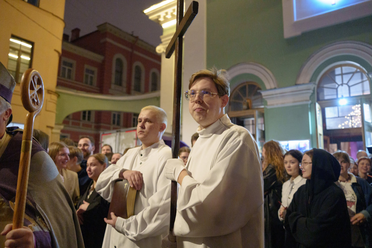 Пасхальная служба в Анненкирхе. Фото: «Бумага»