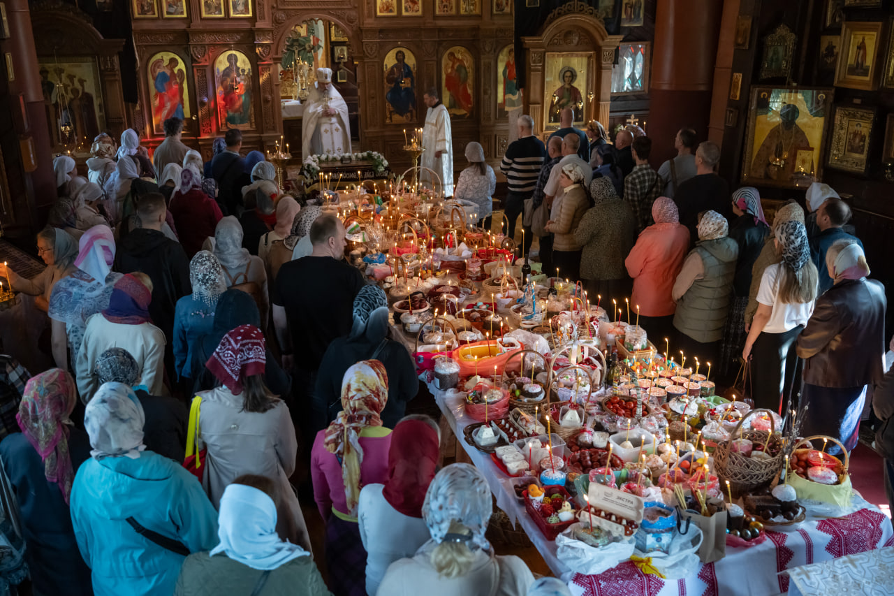 Пасхальная служба в церкви Пантелеимона Целителя на Фермском шоссе. Фото: «Бумага»