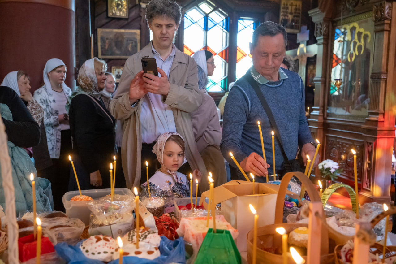 Пасхальная служба в церкви Пантелеимона Целителя на Фермском шоссе. Фото: «Бумага»