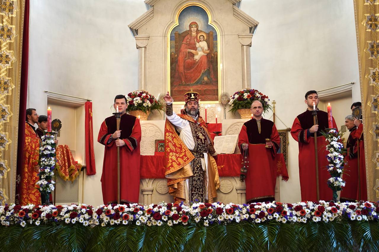 Пасхальная служба в армянской апостольской церкви святой Екатерины. Фото: «Бумага»