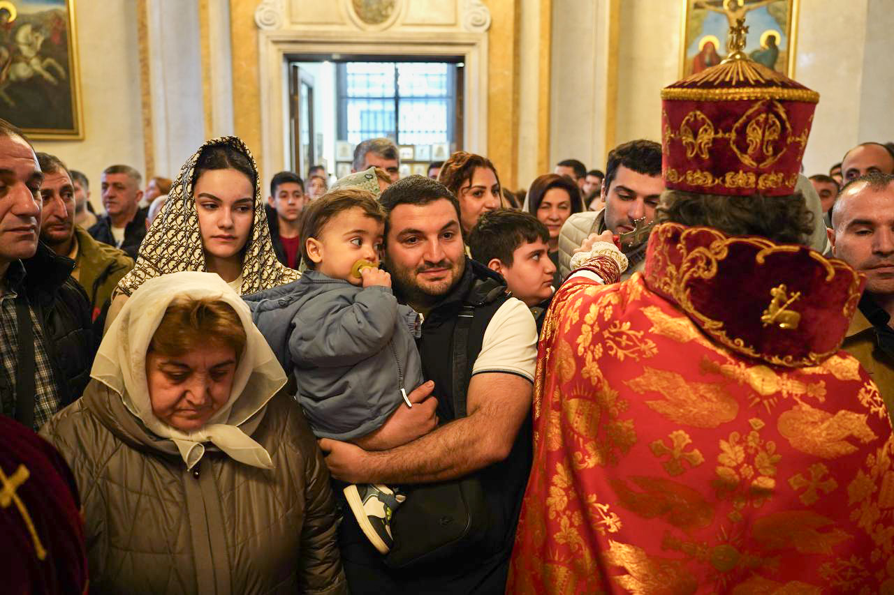 Пасхальная служба в армянской апостольской церкви святой Екатерины. Фото: «Бумага»