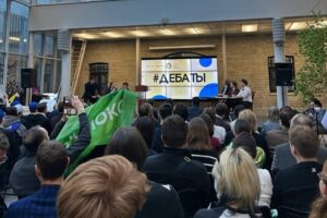 «Цель — стать Президентом России». В Петербурге прошли первые молодежные дебаты. Читайте, кто выступал от ЛДПР и «Яблока» и что они думают о патриотизме в школах