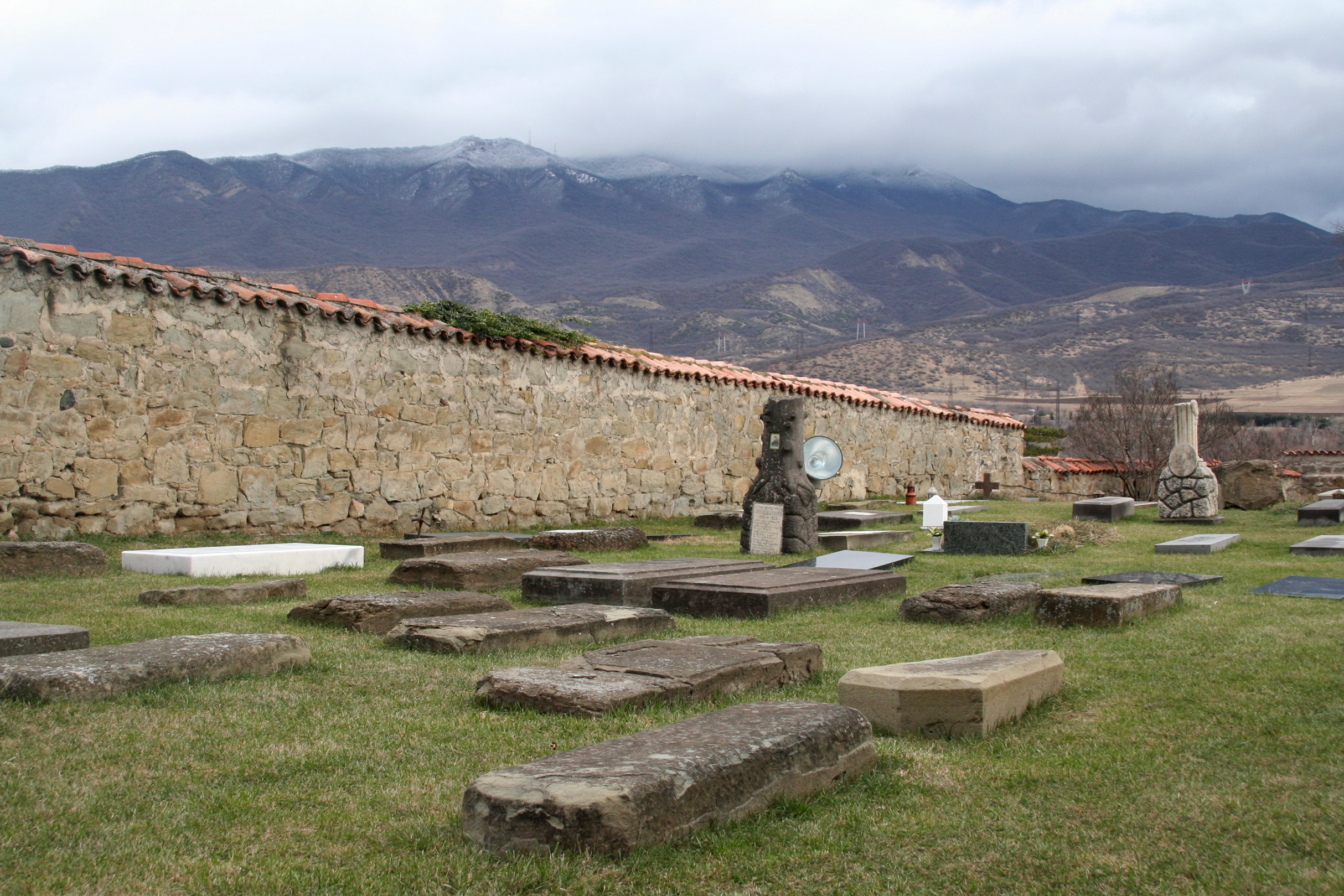 Захоронения и вид с территории монастыря Самтавро. Фото: Interfase (CC BY SA 4.0)