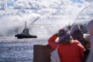 В акватории Невы устроили «Вальс буксиров». Посмотрите, как выглядело водное шоу
