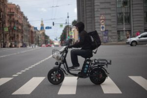 Запрет мигрантам работать в такси и курьерами приведет к появлению теневого рынка и росту цен в два раза. Мнения компаний и экспертов