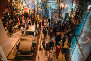 В Эрмитаже — эффектная выставка о моде ар-деко. Вот как она выглядит: платья Пуаре, Buick 44 серии и киноафиши 1920-х