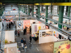 В «Севкабеле» открыли масштабную ярмарку современного искусства с медиациями и лекциями. Что там можно купить и сколько стоят работы