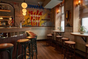 Где поесть на майских праздниках? Азиатская закусочная с хип-хопом девяностых, каталонское коктейльное бистро и другие заведения