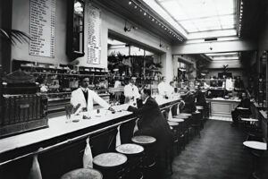 «Медведь» на Большой Конюшенной — это воссоздание первого коктейльного бара России. Вот его история и меню