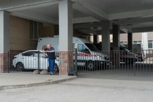 Скорые опаздывают, а врачей увольняют из поликлиники № 88 Кировского района. Объясняем, почему жители не могут вовремя получить помощь