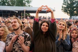 Фестивали ближайших двух недель. Рассказываем о событиях на площадках, за городом и на День России. В списке — вепсы, цветы и воздушные змеи