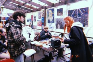 «Накануне ареста я подрабатывала „мужессой на час“». Читайте главу из книги Саши Скочиленко — о жизни свободных художников в Петербурге 2010-х