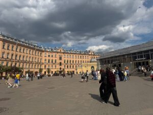 «Будем стоять, но, может, сдвинемся подальше». Уличную торговлю запрещают с 1 июля. Какие планы у продавцов