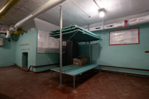 В Петербурге продают квартиры в «клубном доме» с бункером. Как это выглядит и ценят ли покупатели наличие укрытия