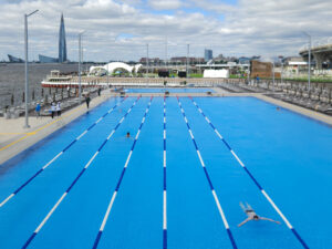 Чем заняться в общественных пространствах Петербурга этим летом? Большой бассейн с подогревом, круизы с живой музыкой и мини-гольф