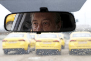 Мигрантам запрещают работать в петербургских такси. Вот к чему это приведет