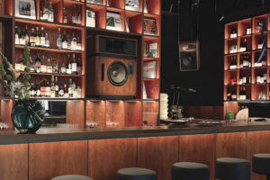 14 новых петербургских заведений этого лета. Коктейли начала XX века, кафе для велосипедистов и бар с диджей-сетами