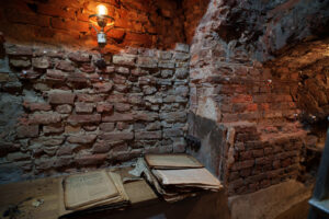 Вы знали, что десятки дворов в Петербурге — подвесные? Многие из них в аварийном состоянии. Рассказываем про самобытную и проблемную часть городской архитектуры 