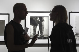 В «Манеже» открылась выставка о российской фотографии за последние 175 лет. С дореволюционными снимками, советским авангардом и нейросетями