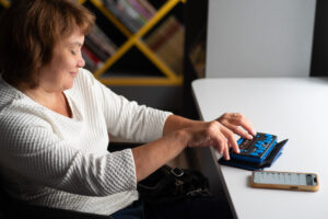 «Особенно интересен слон». Наталья Демьяненко не видит, не слышит и не может ходить — она объединяет слепоглухих горожан, путешествует и пишет романы