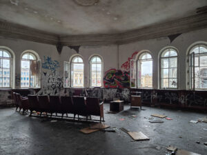 «Заброшка в самом центре». Здание сберкасс на Фонтанке притягивает вандалов и подростков после популярных рилсов. Что с ним происходит сейчас