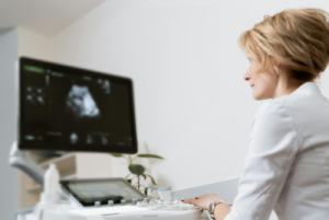 В женский чекап обязательно стоит включить визит к маммологу. Проконсультироваться с таким специалистом можно в Silk Medical