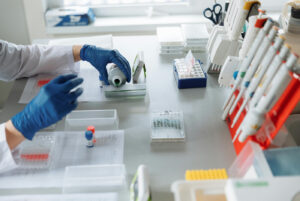 Что будет, если сделать в сустав инъекцию с плазмой из собственной крови? Это называется ПРП-терапия. Для чего она нужна — рассказывает врач Silk Medical