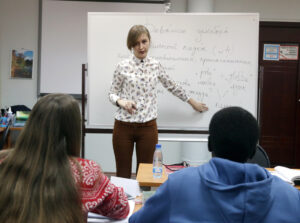 Десятки иностранных студентов из СПбГУ и ВШЭ оказались под угрозой депортации. Им пришлось уехать из России прямо перед сессией