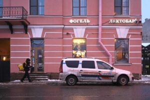 «Аналогов “Фогелю” не существует». В Петербурге выселяют популярный у активистов бар-лекторий. Почему это место важно? И как оно работало в последние годы?