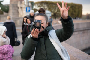 К вам подходили уличные фотографы в центре Петербурга? Рассказываем, как и сколько они зарабатывают