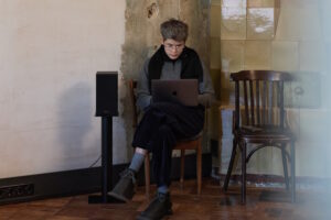 Почему Петербургу нужен музей ОБЭРИУ? Соосновательница проекта Юлия Сенина — о первой выставке в квартире Введенского и актуальности абсурда