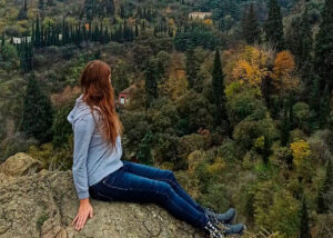 «Таксист думал, что я закладчица, и отвез меня в полицию». Почему хайкинг в Тбилиси может быть рискованным